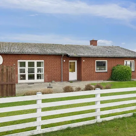 Villa På Stor Tomt Med Vacker Utsikt