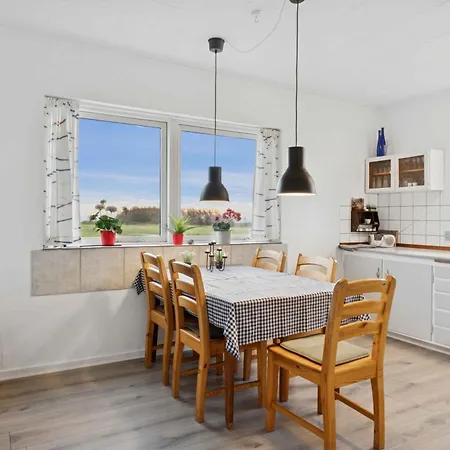 På Stor Tomt Med Vacker Utsikt Villa