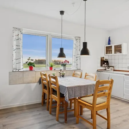 På Stor Tomt Med Vacker Utsikt